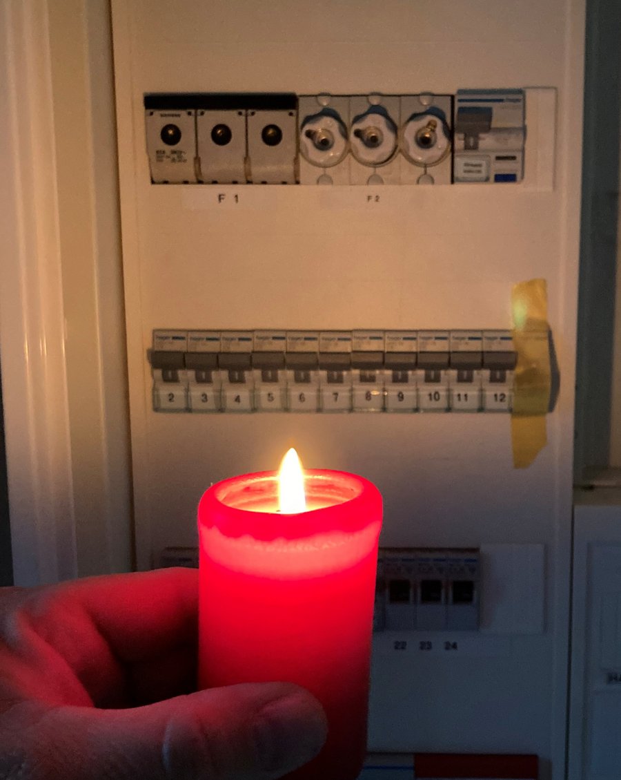 Stromkasten im Kerzenschein